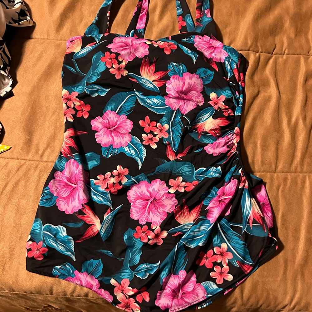 Lands' End  Women Mix & Match Swimsuits
4 one piece 
5 bottoms 
4 tops 
1 Shirt